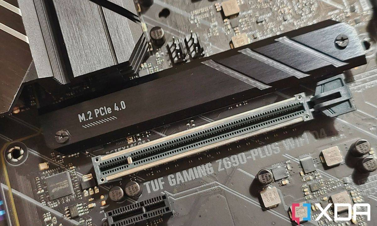 asus-tuf-gaming-z690-plus-wifi-d4-pcie-slot